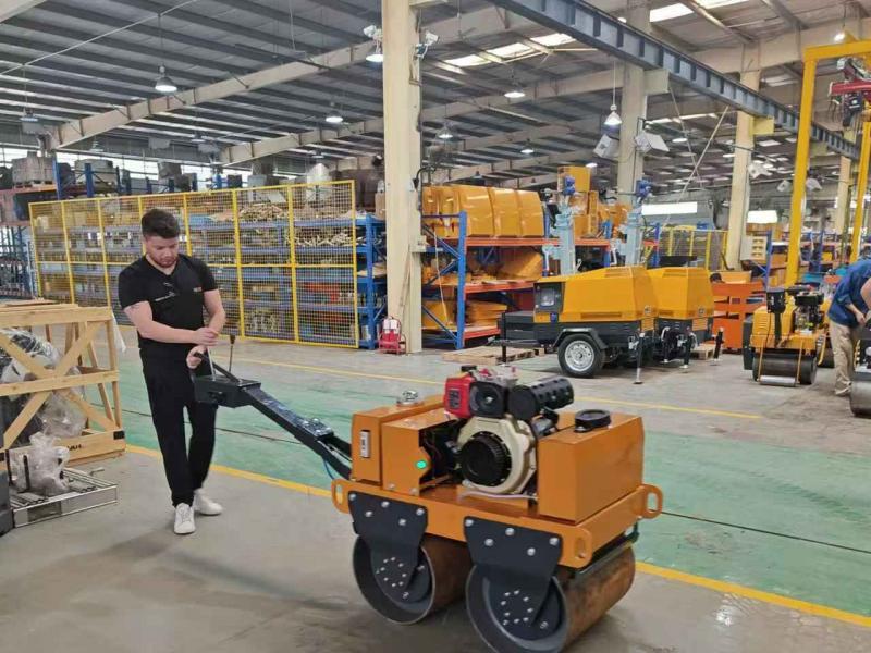 國外客戶來我廠參觀考察小型壓路機、移動照明車等產品