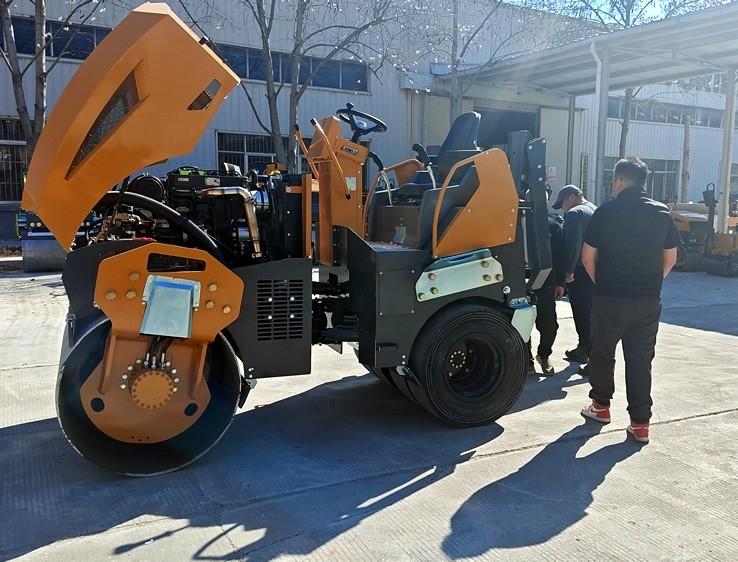 3月18日，哈薩克斯坦客戶來廠體驗考察5噸膠輪壓路機